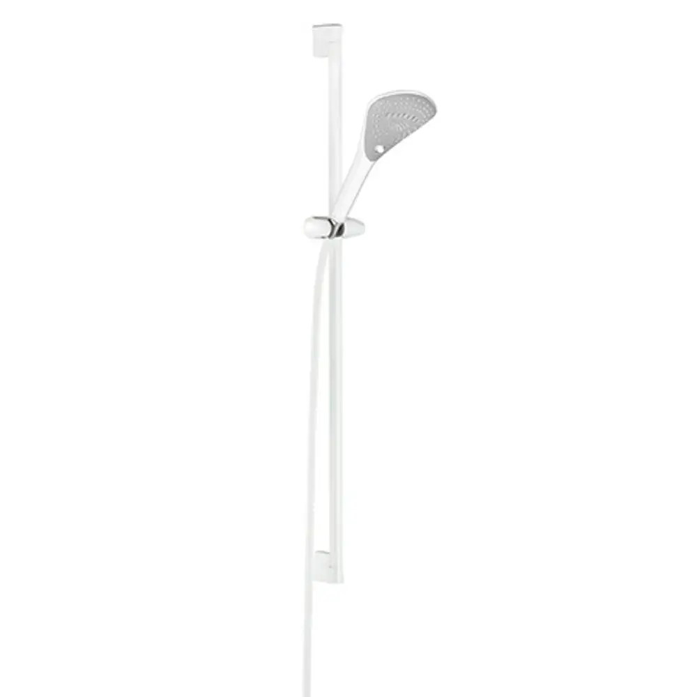 Weißes Brause-Set von Kludi mit Wandstange und Brausekopf, an einer vertikalen Halterung montiert, mit einem flexiblen Schlauch.